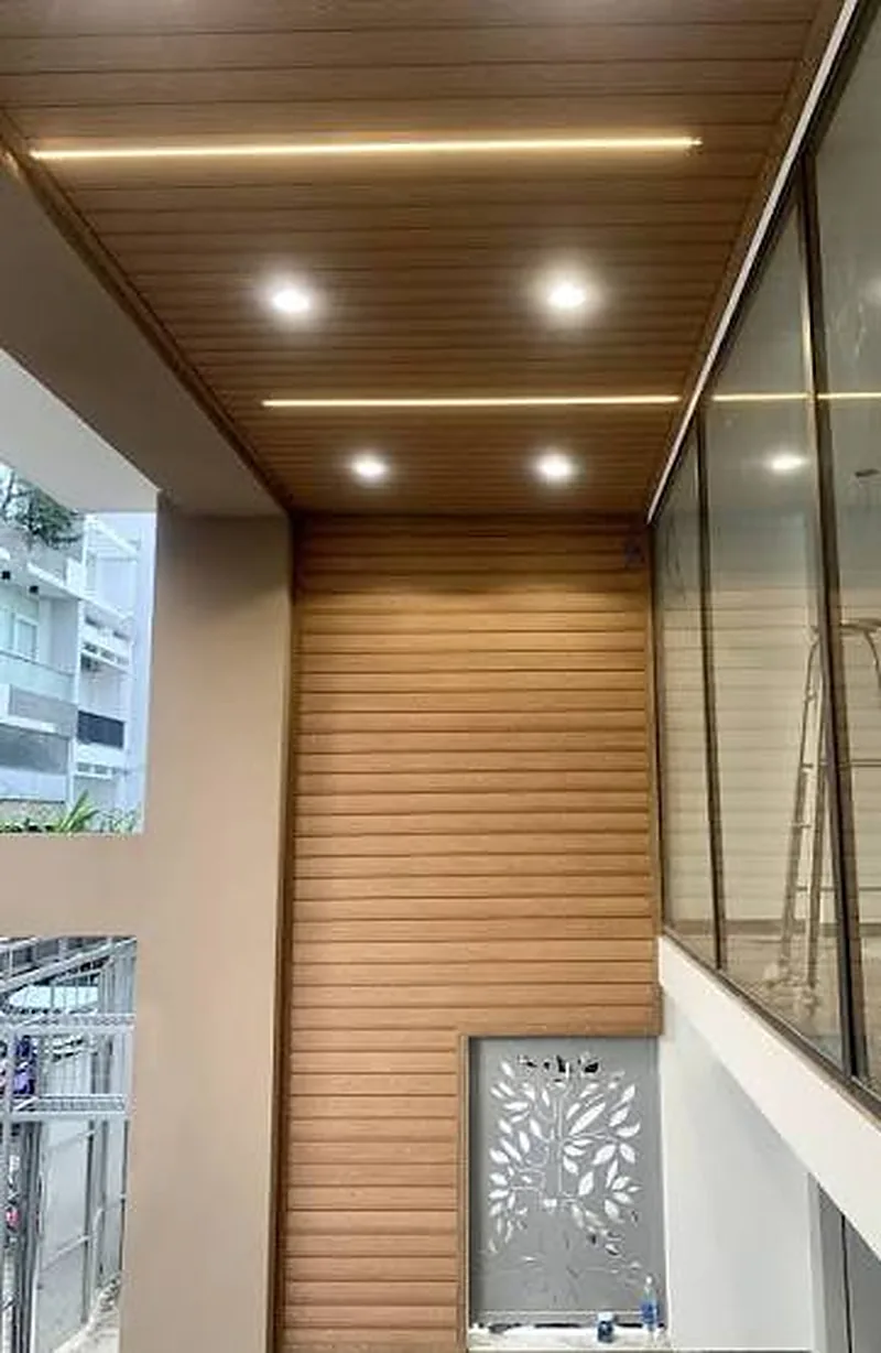 Trần nhôm gỗ nhựa ngoài trời – giải pháp hoàn thiện không gian ngoại thất hiện đại và bền vững