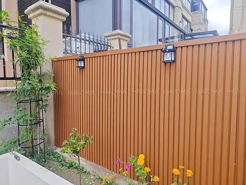 Hàng rào gỗ nhựa ngoài trời – giải pháp bền đẹp, hiện đại cho mọi không gian ngoại thất